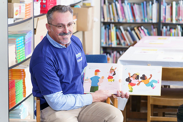 Moises Hurtado, Driscoll’s Oxnard District Manager, reading a book to kids